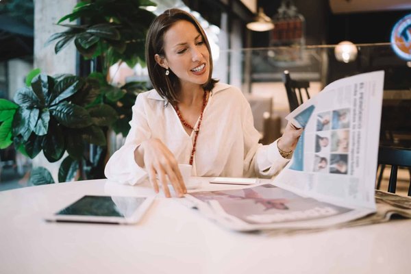 Quelles sont les rubriques et les sujets traités dans le magazine dédié à l'économie et aux économies ?