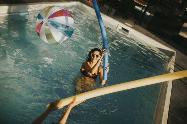 Y a-t-il des restrictions d'âge au Camping Rancho Davaine ?